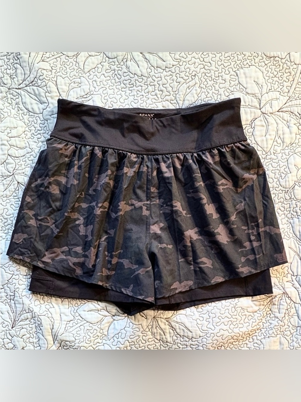 💥SPANX Get Moving Camo 2-in-1 Running Athletic Shorts Black Size L💛